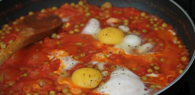 Die Eier werden ganz einfach direkt in der Pfanne aufgeschlagen und bei leichter Flamme fertig geköchelt.