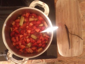 Erdbeere Rhabarber im Topf beim kochen