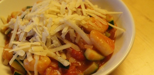 Gnocchi mit Zucchini, Paprika, Zwiebel, Knoblauch und Parmesan