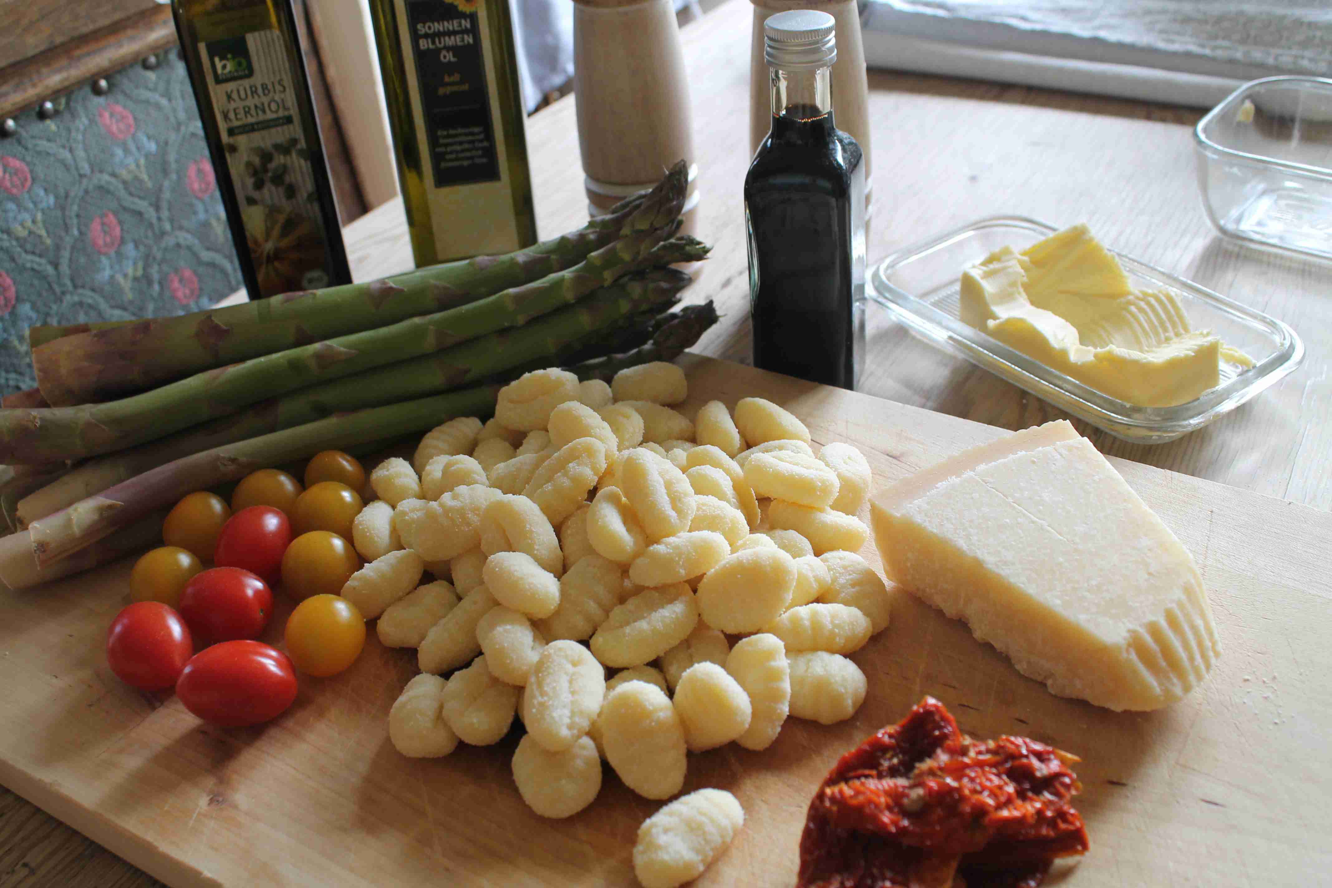 Grüner Spargel mit Gnocchi, Kirschtomaten, Parmesan in Kürbiskern Öl und Balsamico-Essig - die Zutaten