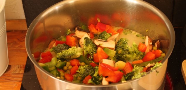 Kokosmilch Gemüsesuppe mit Brokkoli im Topf kochen