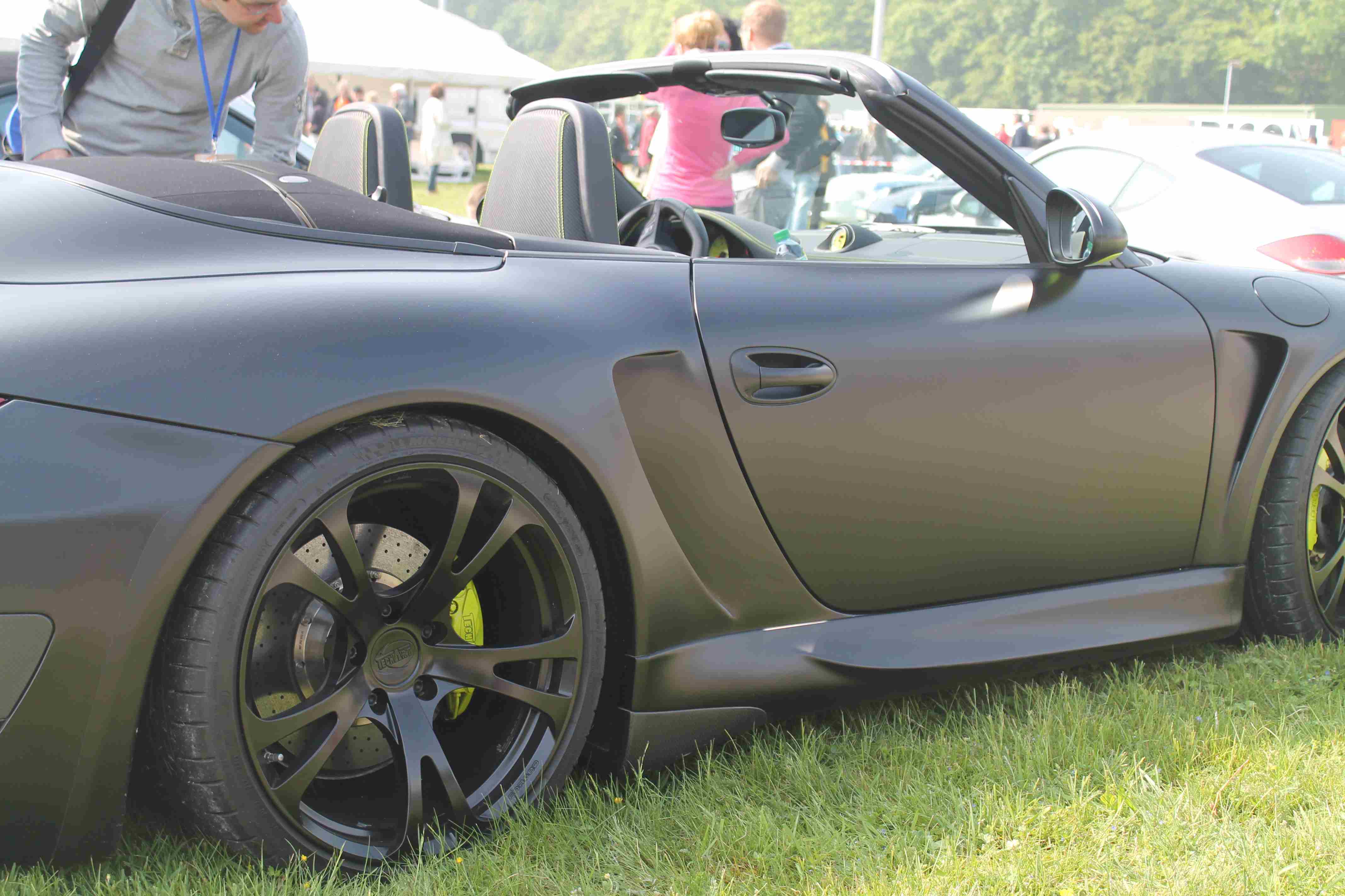 Porsche in schwarzer matter Farbe