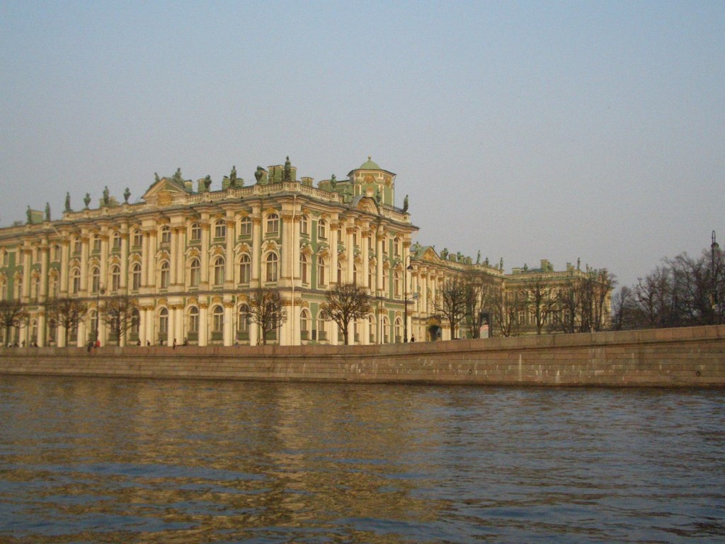 St. Petersburg Städtereise - Eremitage von der Brücke aus