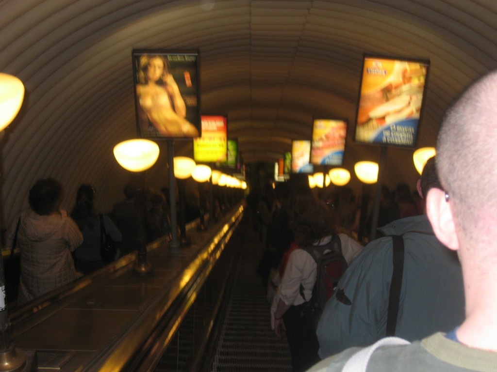 St. Petersburg Städtereise - Metro Rolltreppe