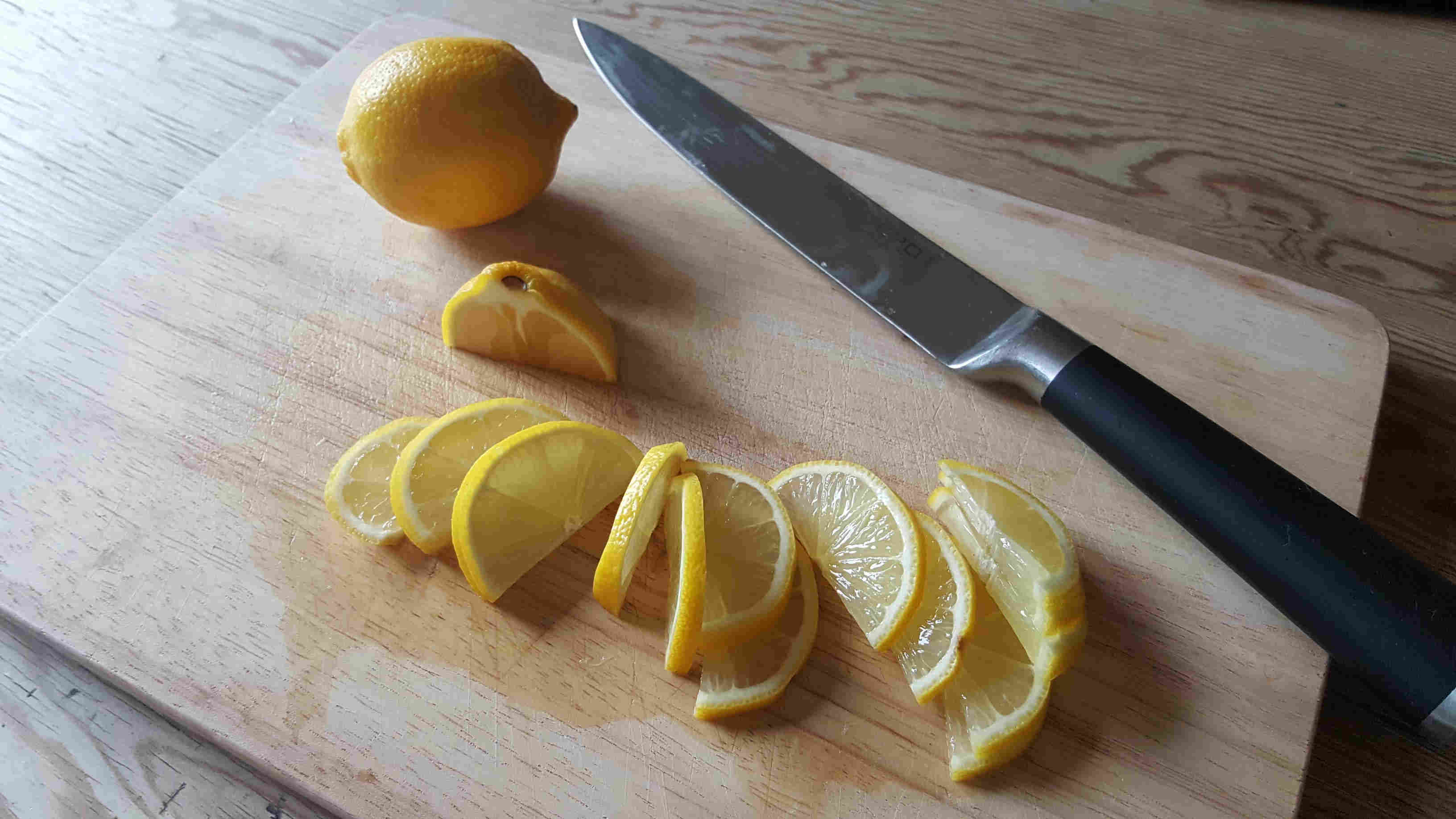 Zitronenscheiben hauch dünn schneiden