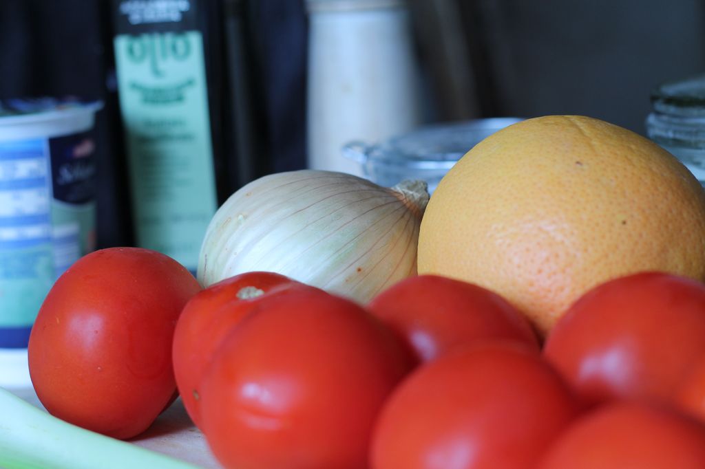 Nur ein paar Zutaten sind notwendig, um eine wunderbare leichte Tomatensuppe zu kochen. Und mit etwas Grapefruit schmeckt sie gleich viel leichter und sommerlicher.