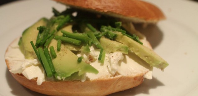 Bagel mit Avocado, Frischkäse und Schnittlauch - RebRob