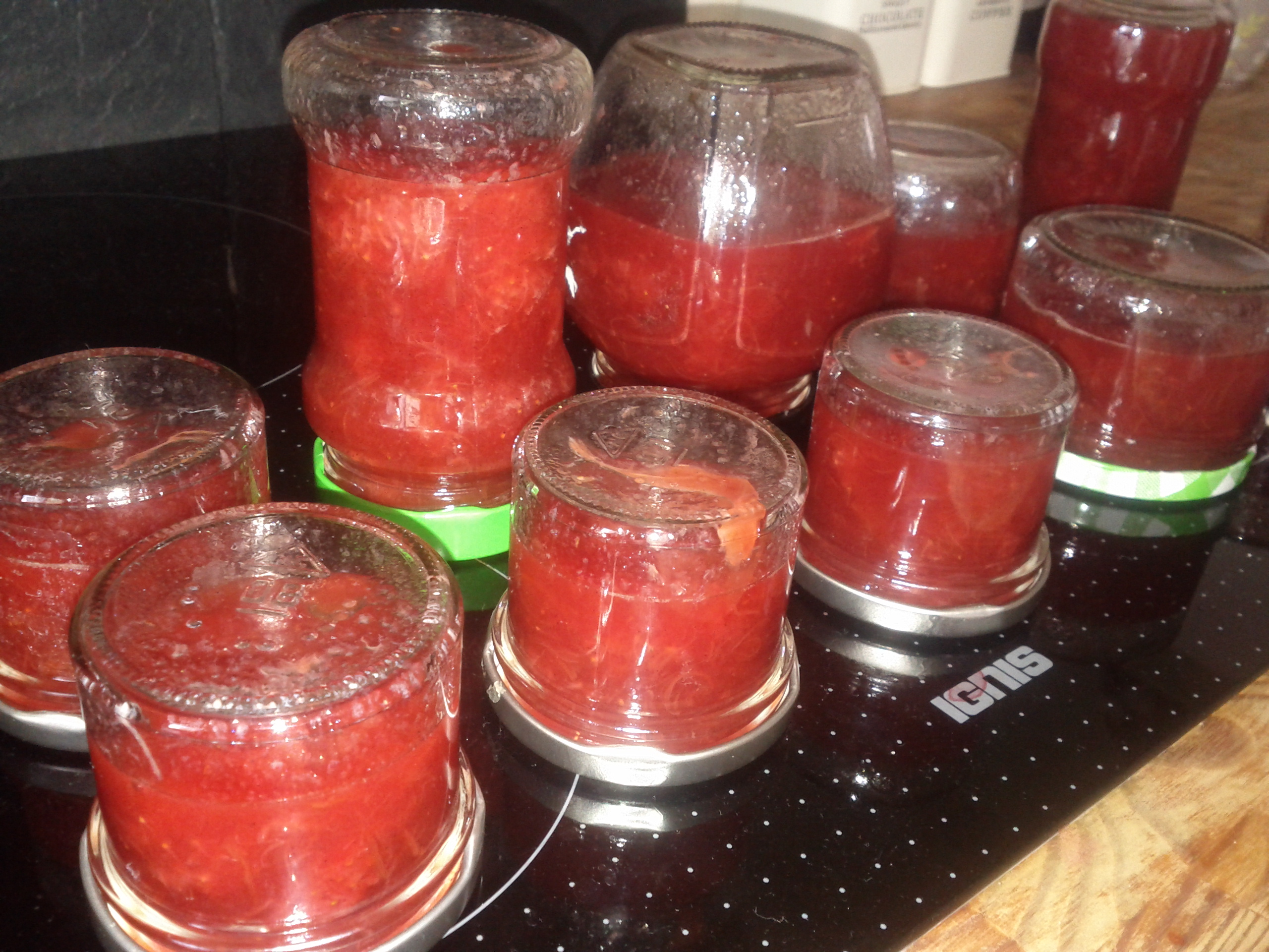 Erdbeere Rhabarber Gläser auf dem Kopf schönes Foto - RebRob Erdbeere Rhabarber Gläser auf dem Kopf schönes Foto - RebRob